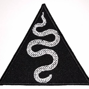 Può includere: Una toppa triangolare nera con un serpente ricamato bianco.