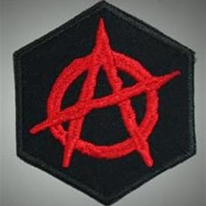 Peut inclure: Écusson hexagonal noir avec un symbole d'anarchie rouge brodé. Le symbole est un cercle avec la lettre "A" à l'intérieur, et quatre lignes s'étendant vers l'extérieur. Le patch a une bordure noire.