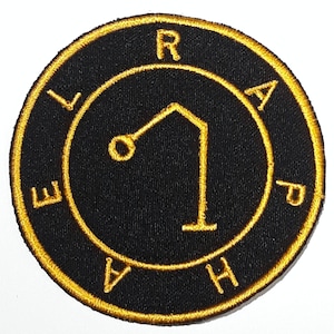 Op de afbeelding: Een geborduurde zwarte en gouden patch met een zegel en de letters "RAPH", "A", "E", "L", "V", "H" en "B" rond de rand.