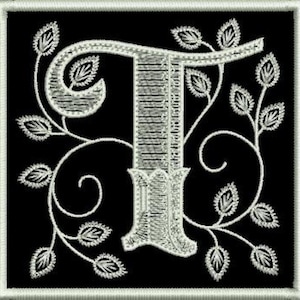 Puede incluir: Letra "T" bordada en blanco, rodeada de hojas y vides sobre un fondo negro. El diseño detallado presenta un estilo clásico y elegante, perfecto para monogramas o proyectos de personalización.