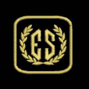 Pu&ograve; includere: Monogramma ricamato in oro con le lettere "ES" circondate da una ghirlanda su sfondo nero.