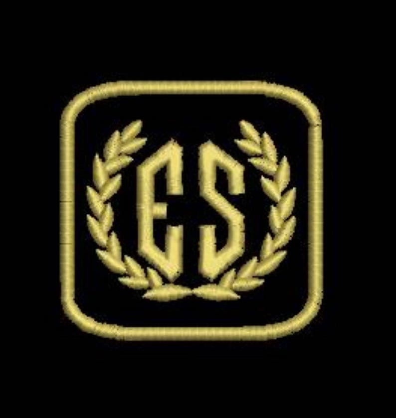 Pu&ograve; includere: Monogramma ricamato in oro con le lettere "ES" circondate da una ghirlanda su sfondo nero.
