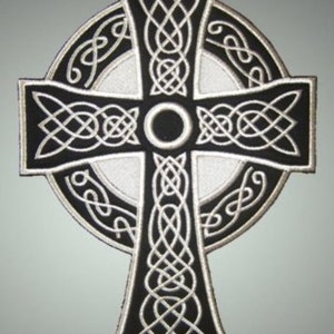 Peut inclure: Une croix celtique noire et blanche avec un motif de nœuds complexes. La croix est entourée d'un cercle avec un fond blanc.
