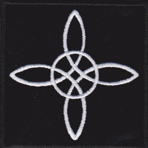 Könnte beinhalten: Weiß gesticktes keltisches Knotendesign auf schwarzem Hintergrund. Der Knoten ist ein traditionelles Symbol für Einheit und Ewigkeit.