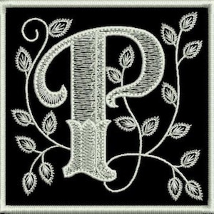 Op de afbeelding: Een witte geborduurde letter P met een decoratief rankontwerp op een zwarte achtergrond.