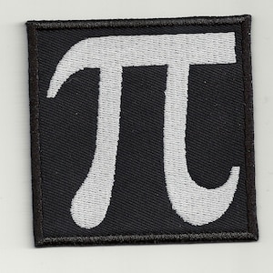 Peut inclure: Un écusson en tissu noir avec un symbole pi brodé en blanc.