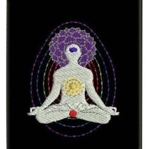 Op de afbeelding: Een geborduurde patch met daarop een persoon in een meditatieve houding met een derde oog en zeven chakra's. De chakra's worden weergegeven door gekleurde cirkels rond het lichaam van de persoon. De achtergrond is zwart.