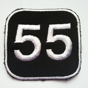 Puede incluir: Parche cuadrado negro con el número 55 bordado en blanco.