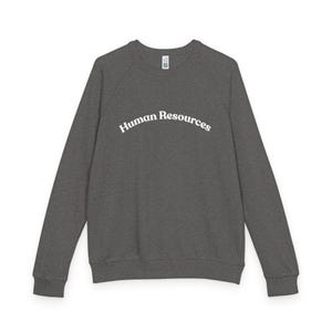Peut inclure: Un sweat-shirt gris anthracite à manches longues avec un col rond et des poignets côtelés. Le texte "Human Resources" est imprimé en blanc, en arc de cercle et dans une police serif au centre de la poitrine. Le vêtement a une coupe standard.