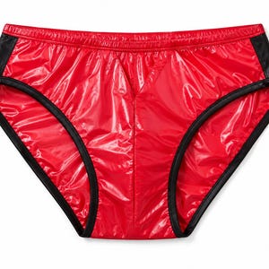 Puede incluir: Braguitas de color rojo brillante con un acabado lustroso similar al vinilo. La prenda presenta ribetes negros a lo largo de las aberturas de las piernas y paneles laterales negros. La cintura es elástica y roja, a juego con la prenda.