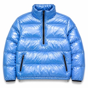 Puede incluir: Una chaqueta acolchada de color azul brillante con cuello alto y cierre de media cremallera frontal. La prenda presenta un acabado acolchado y brillante, mangas largas y dos bolsillos laterales con cremalleras negras. El dobladillo tiene tensores.