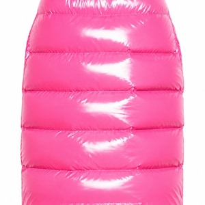 Può includere: Una gonna imbottita color rosa acceso, a vita alta, con una finitura lucida e brillante. Il capo presenta canali cuciti orizzontalmente riempiti di isolante e una fascia elastica arricciata in vita per una vestibilità sicura.
