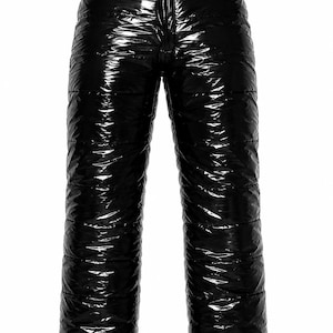 Op de afbeelding: Zwarte broek met hoge taille, een glanzende lakafwerking en een gewatteerde textuur met horizontale stiksels. De broek is voorzien van een bijpassende zwarte kunststof gespriem in de taille en heeft een recht model met een reflecterend oppervlak.