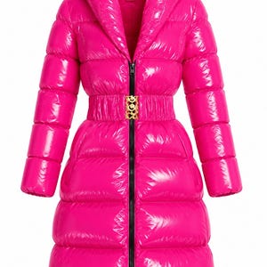 Può includere: Un cappotto imbottito color fucsia brillante, lungo fino al ginocchio, con un colletto alto e ampio e una finitura lucida effetto vinile. Il capo presenta trapuntature orizzontali, una cerniera frontale nera e una cintura elastica con fibbia dorata.