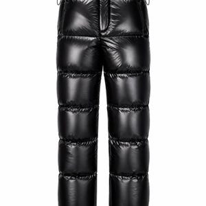 Op de afbeelding: Zwarte gewatteerde broek met een glanzende afwerking. Deze broek heeft een dikke, gevoerde constructie met horizontale banen, een elastische tailleband met een drukknoopsluiting aan de voorzijde en elastische boorden bij de enkels.