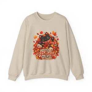Trui met zwarte kitten en herfstbladeren, een knusse herfsttrui. afbeelding 11