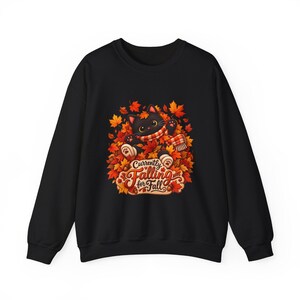 Trui met zwarte kitten en herfstbladeren, een knusse herfsttrui. afbeelding 9