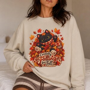 Trui met zwarte kitten en herfstbladeren, een knusse herfsttrui. afbeelding 2