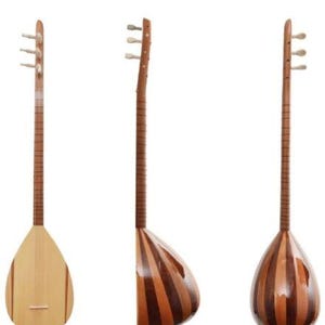 Può includere: Uno strumento musicale a corde, noto come saz o baglama, mostrato da tre angolazioni. Presenta un lungo manico in legno con tasti e piroli, e un corpo a forma di pera costruito con doghe di legno chiaro e scuro alternate.