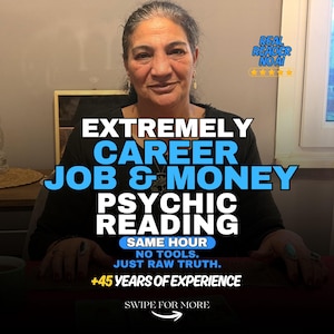 Puede incluir: Una persona de cabello oscuro con una blusa negra, sentada detrás de una mesa. El texto superpuesto dice: EXTREMELY CAREER JOB & MONEY PSYCHIC READING, REAL READER NO AI, SAME HOUR, NO TOOLS. JUST RAW TRUTH. +45 YEARS OF EXPERIENCE, SWIPE FOR MORE.