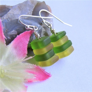 Może przedstawiać: Zielone i żółte kwadratowe kolczyki wiszące z haczykami ze srebra.