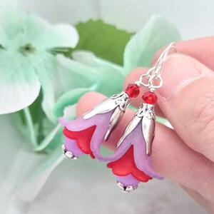 Hangoorbellen met sierlijke bloem: sterlingzilveren oorbellen met bloemen