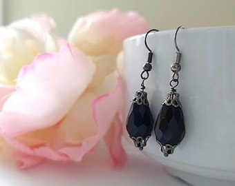 Boucles d'oreilles pendantes larme verre noir gris gunmetal, boucles d'oreilles de mariée, boucles d'oreilles de demoiselle d'honneur, cadeau pour elle, boucles d'oreilles délicates