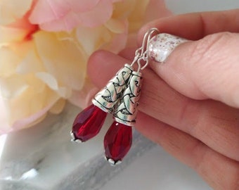 Boucles d'oreilles pendantes en argent et cristal en forme de larme rouge, Boucles d'oreilles roses, Cadeau pour elle, Cadeau pour la fête des Mères, Boucles d'oreilles de sensibilisation