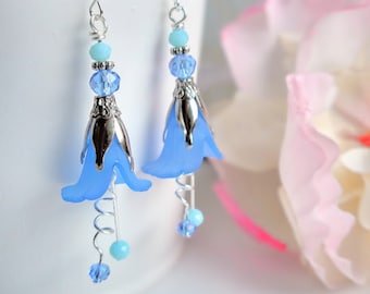 Hangoorbellen met blauwe bloem: zilveren bloemen bruidsmeisjesieraden