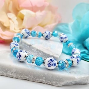 Pulsera de flores de porcelana azul: joyería floral con cuentas