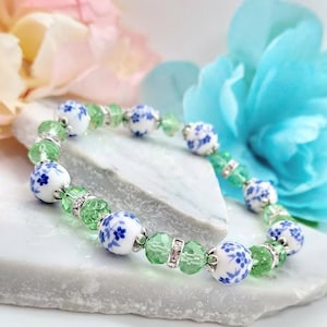 Pulsera de flores de porcelana azul: joyería con cuentas de cristal verde