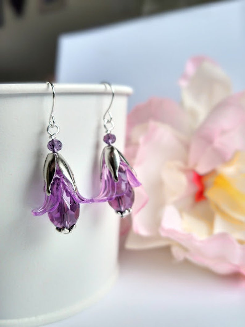 Boucles d'oreilles fleurs claires Boucles d'oreilles pendantes en argent tulipe pourpre Lys cala, bijoux pendantes floraux en lucite image 2