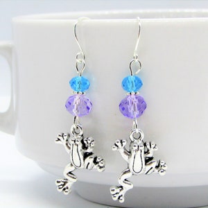 Blau & lila Glas Edelstahl Frosch Charm Silber Ohrringe, Kröte Schmuck, Frosch-Liebhaber Geschenk, Charm Ohrringe