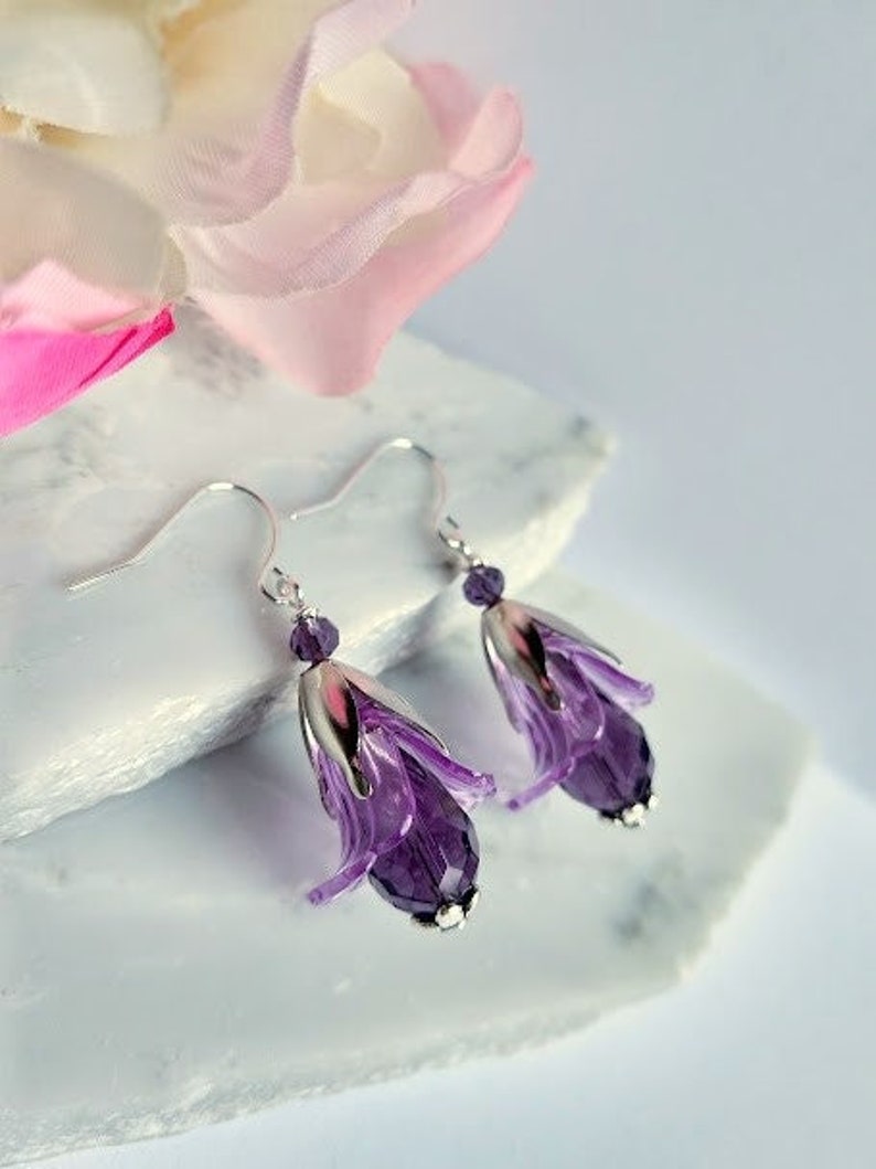 Boucles d'oreilles fleurs claires Boucles d'oreilles pendantes en argent tulipe pourpre Lys cala, bijoux pendantes floraux en lucite image 1