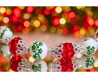 クリスマスビーズストレッチブレスレット、レッドグリーンホリー、ハンドメイドジュエリー