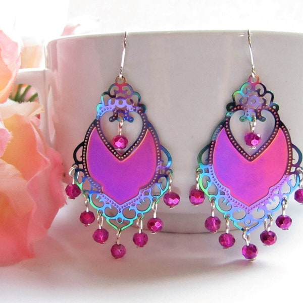 Boucles d’oreilles chandelier légères en verre rose/bleu par Bad Apple Designs - Cadeau pour ses boucles d’oreilles de déclaration