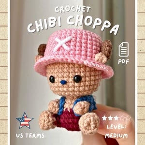 Op de afbeelding: Een gehaakte Chibi Choppa pop met een lichtroze hoed met een wit kruis, beige huid, een blauwe neus, zwarte ogen, een blauw vest en een donkerrode broek. De afbeelding bevat de tekst CROCHET CHIBI CHOPPA, PDF, US TERMS en LEVEL: MEDIUM.