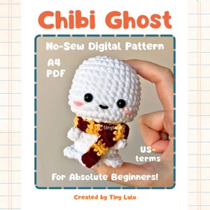 Pode incluir: Um fantasma amigurumi de crochê branco com olhos de segurança pretos, bochechas rosadas e um cachecol listrado bordô e amarelo. O texto diz Chibi Ghost, No-Sew Digital Pattern, A4 PDF, US-terms, For Absolute Beginners!, Created by Tiny Lulu.