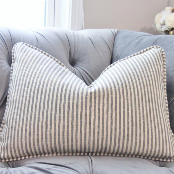 Grey Perennials Stripe Pillow Cover w / o Piping - Gris y Beige Interior Funda de almohada al aire libre - Raya gris - Ticking Stripe -NO PIPING
