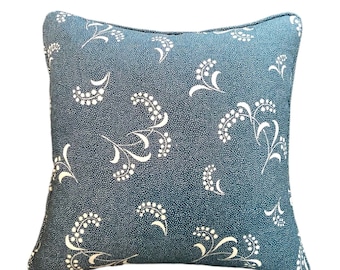 Funda de almohada con estampado floral Mimosa en azul Delft de Carolina Irving Textiles.