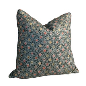 Robert Kime, funda de almohada de lino azul Hanataba con múltiples flores