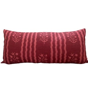 Capa de almofada Carolina Irving Textiles, modelo Delos, com estampa floral em listras rubi.