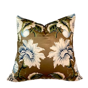 Jessup - Funda de almohada con estampado floral en marrón y azul de chintz sepia/índigo de Oscar De La Renta, diseño de funda floral de gran escala en marrón, crema y azul.