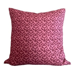 Carolina Irving Tamar Tonal Byzantium in rood, framboos kussensloop