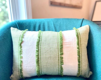 Tulum en vert - Housse de coussin à franges Schumacher - Décoration d'intérieur verte et blanche - Franges