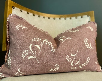 Funda de almohada Mimosa Viola de Carolina Irving, con ribete de volantes a doble cara.