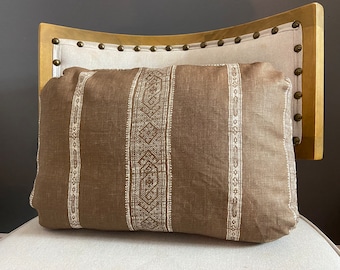 Funda de almohada Carolina Irving Patmos Stripe Reverse en color marrón moca