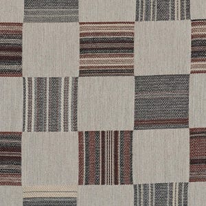 Może przedstawiać: Zbliżenie tkanej tkaniny z patchworkowym wzorem. Kwadraty naprzemiennie składają się z jednolitych beżowych i wzorzystych sekcji z paskami w odcieniach brązu, szarości i beżu. Tekstura wydaje się szorstka i naturalna.