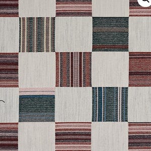 Puede incluir: Una alfombra de patrón a cuadros con cuadrados alternos de blanco y una variedad de patrones a rayas en tonos de rojo, azul y verde.