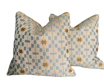 Funda de almohada Sister Ashby, Afua en color verde oliva con estampado de estrellas de mediados de siglo, tejido azul claro y verde.